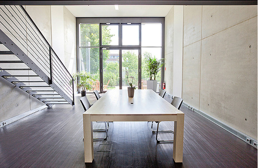 
3
 Ob Werkstatt, Büro oder Besprechungsraum: Der hohe Designanspruch und die Verwendung hochwertiger Materialien setzt sich in allen Innenbereichen fort.



