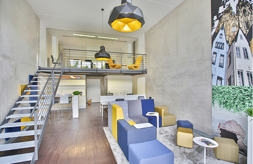 
4
 Hohe lichtdurchflutete Räume und spannende Übergänge erzeugen eine angenehme Offenheit und Leichtigkeit in den Ateliers, in denen sich kreative Köpfe und Hände wohlfühlen. 



