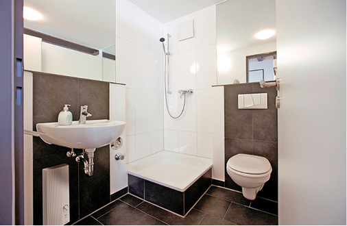 
5
 In den Badezimmern der Lofts, Ateliers und Penthäuser liefern elektronische AEG Durchlauferhitzer DDLE Basis warmes Wasser mit hoher Temperaturkonstanz.



