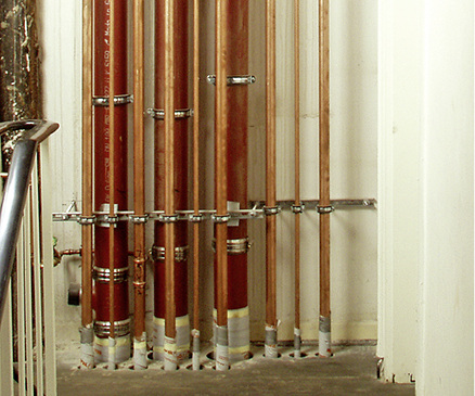 



2
 In der Praxis aufgrund des Platzbedarfs immer seltener zu finden: Durchführungen, bei denen die Abstandsregelungen über Kernbohrungen gewährleistet sind. 
