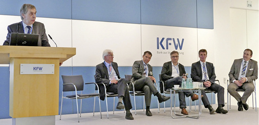 
7
 Das Ergebnis der Podiumsdiskussion „Zukunft der Gebäudeautomation“ war für Systemanbieter, TGA-/Elektro-Planer und Gebäudenutzer eher ernüchternd. Prof. Dr. Manfred Büchel, Labor für Gebäudeautomation, Westfälisches Energieinstitut, Westfälische Hochschule Gelsenkirchen; Prof. Dr. Dirk Timmermann, Fakultät für Informatik und Elektrotechnik, Universität Rostock; Ruedi Brunner, Bereichsleiter Technisches Gebäudemanagement, ETH Zürich; Holger Wallmeier, Geschäftsführer Planungsbüro Siganet; Jörg Deitermann, Geschäftsführung Hermes Systeme; Martin Hardenfels, Wago Kontakttechnik (v. l.). 



