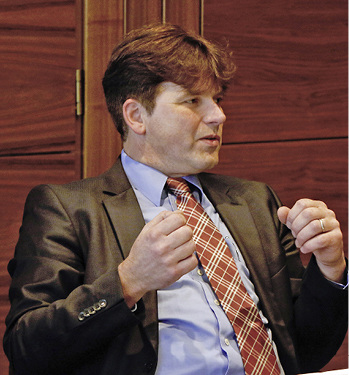 



Ulrich Petzolt: Für die Auslegung eines Trinkwassersystems ist das Nutzerverhalten in Hotels , Pflegeheimen, Verwaltungs- und Wohngebäuden möglichst genau im Raumbuch zu definieren. 
