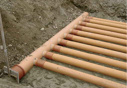 
3
 Die speziell für Luft-Erdwärmeübertrager-Anlagen von Rehau entwickelten Rohre sind mit einer antimikrobiell wirkenden Innenschicht versehen, die das Wachstum von Keimen hemmt. Zudem bieten die patentierten Rohre eine besonders hohe Wärmeleitfähigkeit, Abriebfestigkeit, starke chemische Beständigkeit sowie ein spezielles Safety-Lock-Dichtsystem. 



