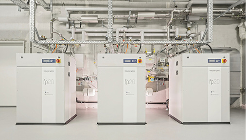 



2
 Drei kaskadierte BHKW und ein 5-m
3
-Pufferspeicher liefern exakt die für den Betrieb der Absorptions-kälteanlage erforderliche Wärmeleistung. Der produzierte Strom geht in den Eigenverbrauch. 
