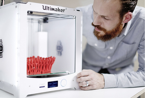 <p>
</p>

<p>
<span class="GVAbbildungszahl">2</span>
 Viele 3D-Drucker sind in der Handhabung fast ebenso einfach wie ein gewöhnlicher Drucker oder Plotter; … 
</p> - © Ultimaker

