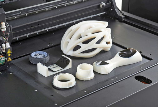 



4
 Mit professionellen Drucksystemen lassen sich neben Objekten beliebiger Form und Größe aus verschiedenen Kunststoffen … 
