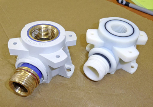 



7
 Auch in der Haustechnik kommt der 3D-Druck in der Prototypen-Fertigung zum Einsatz. Links: fertiges Produkt, rechts: gedruckter Prototyp. 
