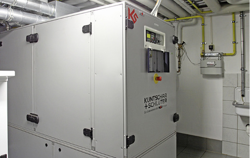 
2
 Durch die Neuordnung der Wärmeerzeugung (Erdgas anstatt Heizöl) und den Einbau eines BHKW spart der Betreiber des Fitness-Centers jährlich rund 8000 Euro an Heizkosten und etwa 40 % der bisherigen Stromkosten ein.



