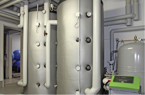 
3
 Die Heizwasser-seitigen Pufferspeicher spielen eine wichtige Rolle zur Entkoppelung von Wärmeerzeugung und Wärmeabnahme. Sie sind ein wichtiges Instrument zur Verlängerung der BHKW-Laufzeit und zur Bereitstellung hoher Heizleistungen für die Frischwasserstation.



