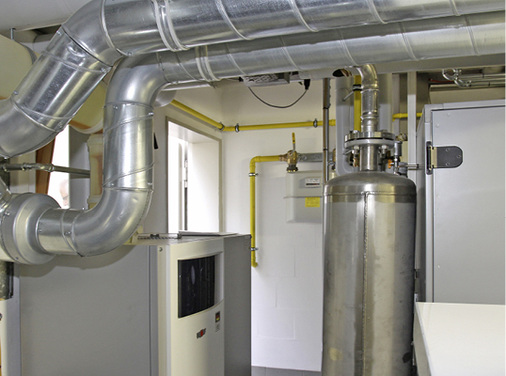 
5
 Der hohe Modulationsgrad des Gas-Brennwertheizkessels unterstützt das Speichermanagement, verlängert die BHKW-Laufzeit und sichert eine hohe Warmwasserleistung. Der Öl-Heizkessel geht nur bei absoluten Lastspitzen oder im Notfall in Betrieb.



