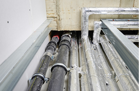 
2
 Dieses Bild kennt jeder Planer und Fachhandwerker: die Konfliktsituationen im Kampf der Versorgungsleitungen um den Platz im Schacht. 



