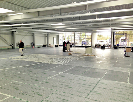 
2
 Für einen geringen Wärmeverlust ist gesorgt: Auf einer 50 mm dicken Zusatz-Unterdämmung in der Wärmeleitstufe 032 wurden die 1 × 2 m großen Empur-Verbundplatten mit einseitigem Folienüberstand zur überlappten Verlegung eingebaut. 



