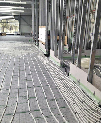 
3
 Die Montage der Heizungsrohre Klimapex PE-RT in der Dimension 20 × 2,0 mm erfolgt im Tackerver-fahren. Die Empur-Verbundplatte Kompakt 20 ver-fügt über eine aufkaschierte, hochreißfeste Mehrschicht-Verbundfolie, auf der die Tackernadeln auch bei enger Rohrführung sicheren Halt finden. 



