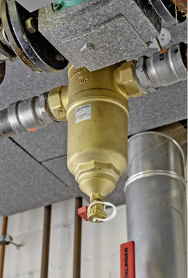 



2
 Schmutzabscheider des Typs Zeparo Cyclone entfernen zirkulierende Verunreinigungen, Schlamm sowie Magnetit und schützen damit unter anderem die neu installierten Hocheffizienzpumpen. 
