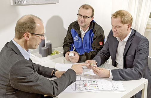 



3
 Christian Glaremin (IMI Hydronic Engineering, rechts) erläutert Martin Müller (Vivawest Wohnen, links) und Ingo Ziegler (Wasser + Licht) die Funktionsweise und die Vorteile der Eclipse-Ventilunterteile mit automatischer Durchflussregelung. 
