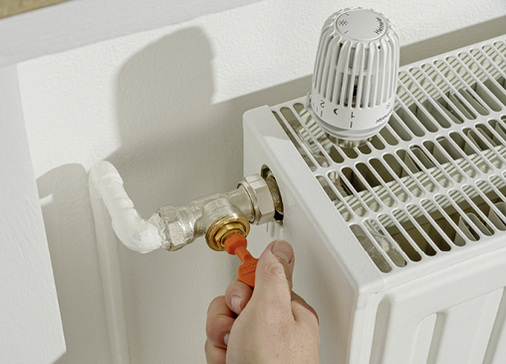 



4
 Der Einbau der AFC-Technologie unterscheidet sich nicht von der Montage herkömmlicher Thermostatventile. Für die Ermittlung des maximalen Durchflusswertes sind keine Detailkenntnisse bezüglich des Rohrleitungsnetzes mit entsprechenden Berechnungen notwendig. Die Einstellung erfolgt einfach durch das Drehen einer Ziffernkappe am Ventil. 
