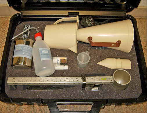 



3
 Spülungskoffer-Set zur Bestimmung der Marsh-Zahl (Viskosität) vonSuspensionen zur Verfüllung des Ringraums. 
