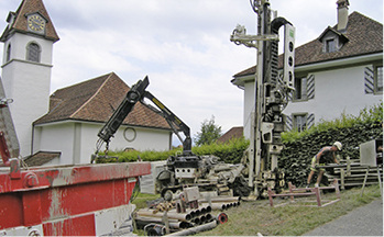 



4
 Das Qualitätsbewusstsein beim Erstellen von Erdwärmesonden ist in der Schweiz viel ausgeprägter als in Deutschland. Im Bild: Erdwärmesondenbohrung beim Pfarrhaus Thierachern, Kirchengemeinde Uetendorf / Schweiz. 
