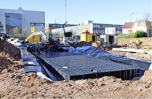 



2
 Die Rigolensohle des Regerückhaltesystems liegt etwa 1,60 m unter der Bodenplatte der Tiefgarage. Der Blockverbund wurde anschließend mit einem Geotextil eingeschlagen. 
