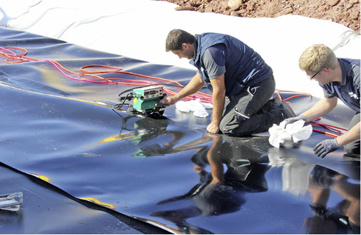 



3
 Die wasserundurchlässige 2 mm starke HDPE-Folie wird verschweißt und anschließend in einem dritten Arbeitsschritt auch von außen mit einem Geotextil eingeschlagen. 
