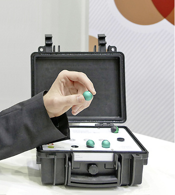 



8
 Messmolch in Form einer Kugel mit nur 20 mm Durchmesser von Enoware, Karlsruhe. Der Geosniffer soll zur Qualitätssicherung und zum Monitoring von EWS eingesetzt werden. Das Multitalent misst u. a. Druck, Temperatur (TRT-Test) und elektrische Leitfähigkeit bis zu 3200-mal pro Ladung bei einstellbarer Messfrequenz. Die Auslesung der Daten erfolgt drahtlos. 
