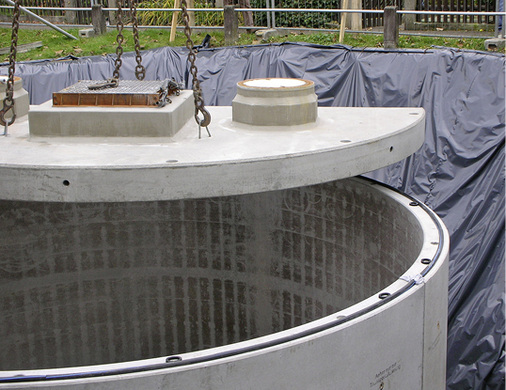 



3
 Der Pelletspeicher wird vom Hersteller vor Ort aus mehreren Betonfertigteilen verschraubt. 
