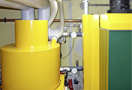 
7
 Der Holzpellet-Heizkessel deckt die Grundlast bis 80 kW. (rechts), Saugturbine (links) mit flexiblen Leitungen nach oben zur Außenwanddurchführung in Richtung Pelletspeicher.



