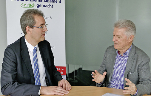 



4
 Wer sich in seinem Haus bereits sehr energieeffizient verhält, hat kaum Möglichkeiten, durch Smart-Home-Funktionen noch mehr Energie einzusparen. Komfortgewinn und Sicherheit wiegen dann höher. Prof. Dr. Michael Krödel (links) im Gespräch mit Wolfgang Schmid. 
