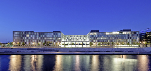 



3
 Nächtlicher Blickfang in exponierter Lage direkt an der Spree: Das neue BMBF-Gebäude wurde innen und außen mit einem LED-Beleuchtungssystem ausgestattet.
