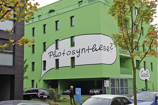 



2
 … die Eingangs- bzw. Rückseite mit Nord- und Westfassade macht auf das Thema der Energiegewinnung aufmerksam. 
