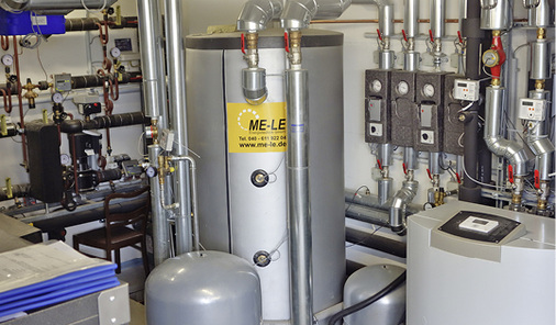



3
 Blick in die Heizzentrale: In der Mitte befindet sich der Wärmespeicher. Die durch die Sonneneinstrahlung auf die Bioreaktoren gewonnene Wärme wird bei Bedarf mit einer Wärmepumpe (rechts) auf die für die Heizung erforderliche Temperatur von maximal 30 °C gebracht.
