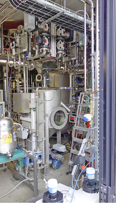 



5
 Entnahmegefäß für die aus den Bioreaktoren ausgefilterte Biomasse. Sie wird momentan in einer Biogasanlage verwertet. 
