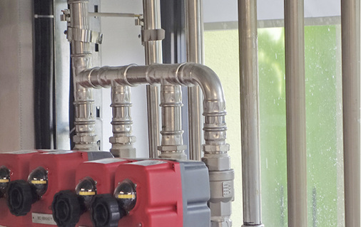 



6
 Ventile zur Steuerung der Mineralstoffzufuhr für die Algen (links) und Blick aus dem Technikraum durch die Fassade mit Bioreaktoren. 
