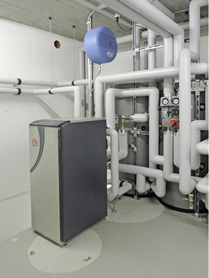 <p>
</p>

<p>
<span class="GVAbbildungszahl">3</span>
 Realisierte Wärmepumpenanlage nach dem Prinzip Wärmepumpe-System-Modul. 
</p> - © Hubacher Engineering

