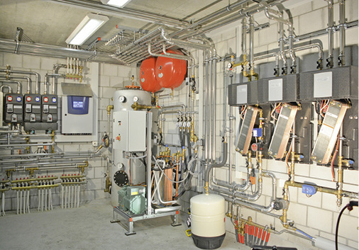 



4
 Besonders bei Großobjekten besteht bei der Trinkwassererwärmung noch erheblicher Optimierungsbedarf. Die meisten Bestandsanlagen sind überdimensioniert und entsprechen nicht mehr den heute gültigen wasserhygienischen Vorgaben. Im Bild: Groß-Wärmepumpe mit wandhängenden Frischwassermodulen. 
