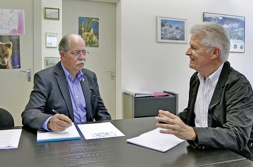 



5
 Die hygienischen Vorgaben an die Trinkwassererwärmung erfordert speziell auch bei Wärmepumpen eine neue Denkweise bei der Systemwahl und Dimensionierung. Peter Hubacher, Schweizer Wärmepumpendoktor (links) im Gespräch mit Wolfgang Schmid, Fachjournalist TGA, München.
