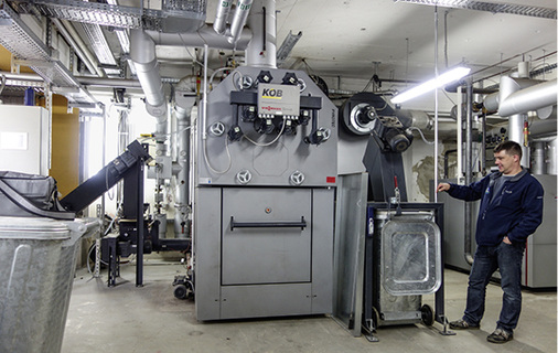 



2
 Heizzentrale: Hackschnitzel-Heizkessel mit automatischer Brennstoffzufuhr und automatischer Ascheaustragung, Gas-Heizkessel für die Spitzenlast (rechts).
