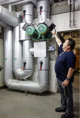 



3
 Doppelpumpe für die Nahwärmeleitung mit Regelgruppe und Umschaltventil für den Spitzenlast-Heizkessel. 
