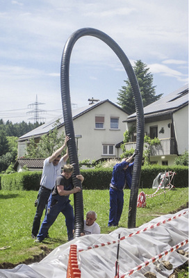 


5
 Verlegen der Nahwärmeleitung. 
