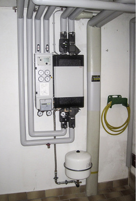 


6
 Übergabestation. Abnehmer der Nahwärme sind eine Schule, eine Sporthalle, ein Kindergarten, ein Kirchengemeindehaus und 30 Wohnhäuser.
