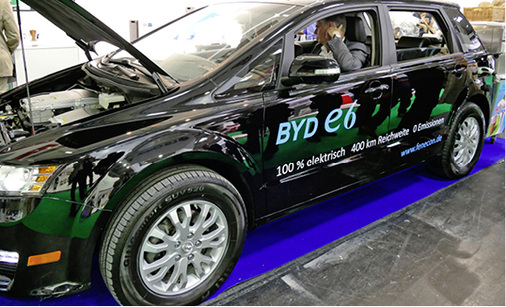 <p>
<span class="GVAbbildungszahl">2</span>
 Die dezentrale Erzeugung von Solarstrom, Heimspeicher und Elektromobilität wachsen zusammen. Dieses chinesische Elektro-Mobil BYD e6 fungiert auch als Stromspeicher. Außerdem bietet BYD ein ganzes Sortiment an Stromspeichern an. 
</p>

<p>
</p> - © Wolfgang Schmid

