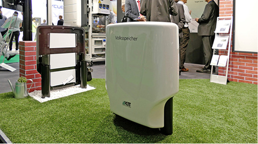 



3
 Das KIT hat den Prototyp eines wetterfesten Gehäuses für einen PV-Heimspeicher entwickelt. Die zweifelsohne vorhandene Brandlast von Lithium-Ionen-Batterien wird dadurch im Gebäude vermindert. 
