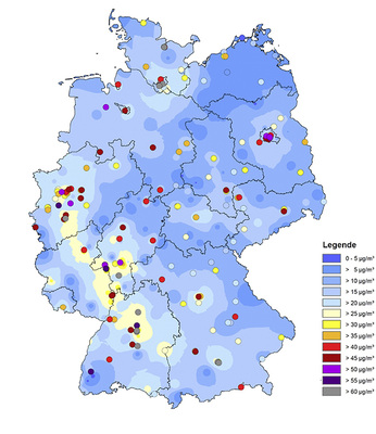 <p>
<span class="GVAbbildungszahl">2</span>
 NO
<sub>2</sub>
-Jahresmittelwerte 2015 
</p>

<p>
(vorläufige Daten). Punktuell hohe Belastungen, die in dem Kartenmaßstab nicht flächenrepräsentativ sind, wurden zusätzlich eingefügt und durch Farbkreise gekennzeichnet) Spot-Darstellung). 
</p>

<p>
</p> - © Umweltbundesamt

