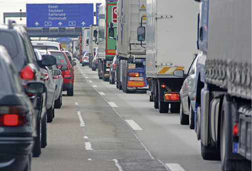 <p>
</p>

<p>
<span class="GVAbbildungszahl">4</span>
 Laut einer Untersuchung der Universität Bern haben Kinder mit einem Wohnort in der Nähe von Autobahnen oder großen Straßen ein bis zu doppelt so hohes Risiko an Leukämie zu erkranken. Eine Minimierung des Schadstoffeintrags sollte deshalb bei der Wohnungslüftung künftig die Zielsetzung ergänzen.
</p> - © Fontanis / iStock / Thinkstock

