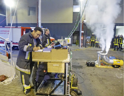 



2
 Mit diesem kleinen Gasbrenner wird eine Brandleistung von weniger als 100 kW abgebildet. Solche Brandrauchversuche sind vor allem für die Simulation von Bränden in kleineren und mittleren Räumen geeignet.
