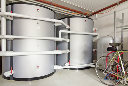 
4
 Zwei 3000-l-Pufferspeicher ermöglichen die zeitversetzte Nutzung der Abwärme aus den neuen Öfen und dem Kälteaggregat. 



