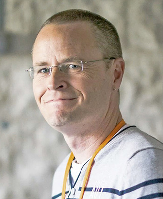 



2
 Dirk Schmidt: Für Dunkelstrahler gibt es ein riesiges Umrüstpotenzial in Bestandsbauten.

