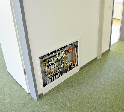 



3
 Einer von sechs Geniax-Komplettverteilern. Neun hocheffiziente Miniaturpumpen im Rücklauf versorgen die Heizkreise mit dem gerade erforderlichen Volumenstrom. 
