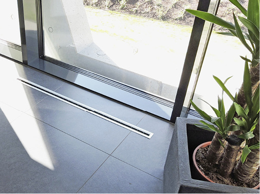 



6
 … in den Räumen sind lediglich zurückhaltend designte Schlitzauslässe sichtbar. 
