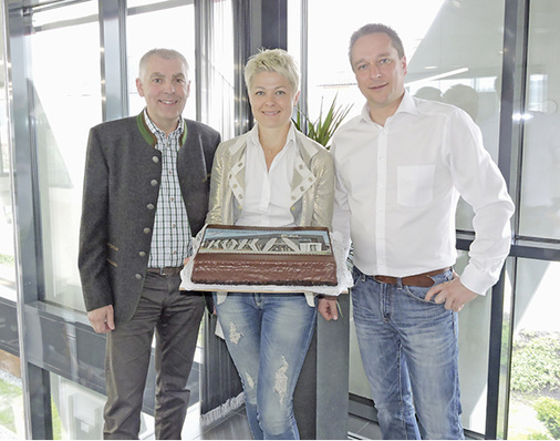 



7
 Die Eröffnung des erweiterten Firmengebäudes wird offiziell gefeiert: Roman Rammerstorfer, Bauherr und Fachinstallateur des Objekts, mit Ehefrau Maria. 
